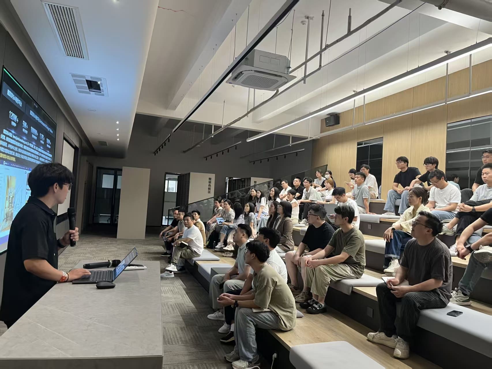 https://web-assets.jianzhuxuezhang.com/upload/1788747205247_aexc.jpg